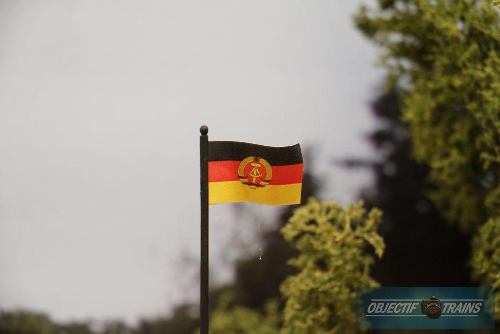 Le drapeau de la DDR.